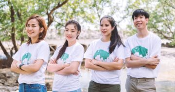 เสื้อรุ่น