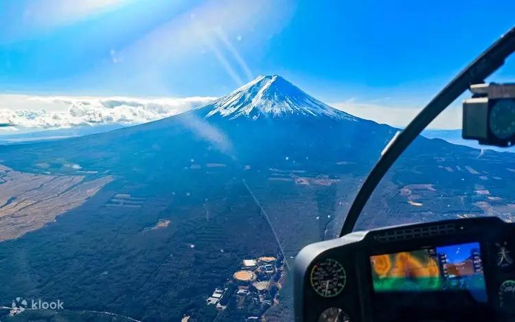 การขึ้นชมภูเขาไฟฟูจิแบบ Private Helicopter Tour